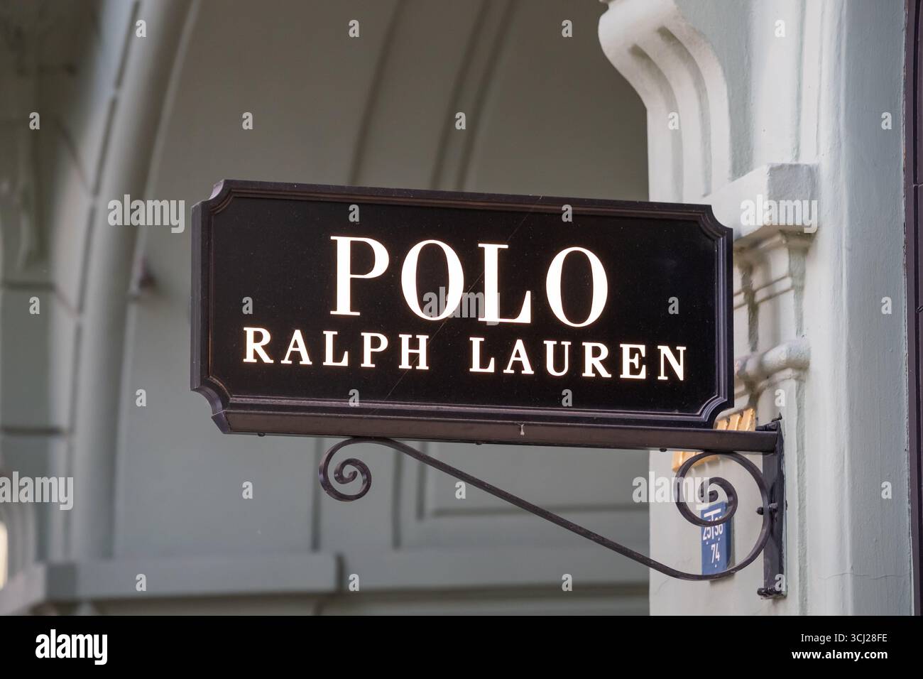 Logo Polo Ralph Lauren à l'extérieur d'un magasin. Boutique du créateur de mode américain dans une rue commerçante. Gros plan d'un panneau publicitaire. Banque D'Images
