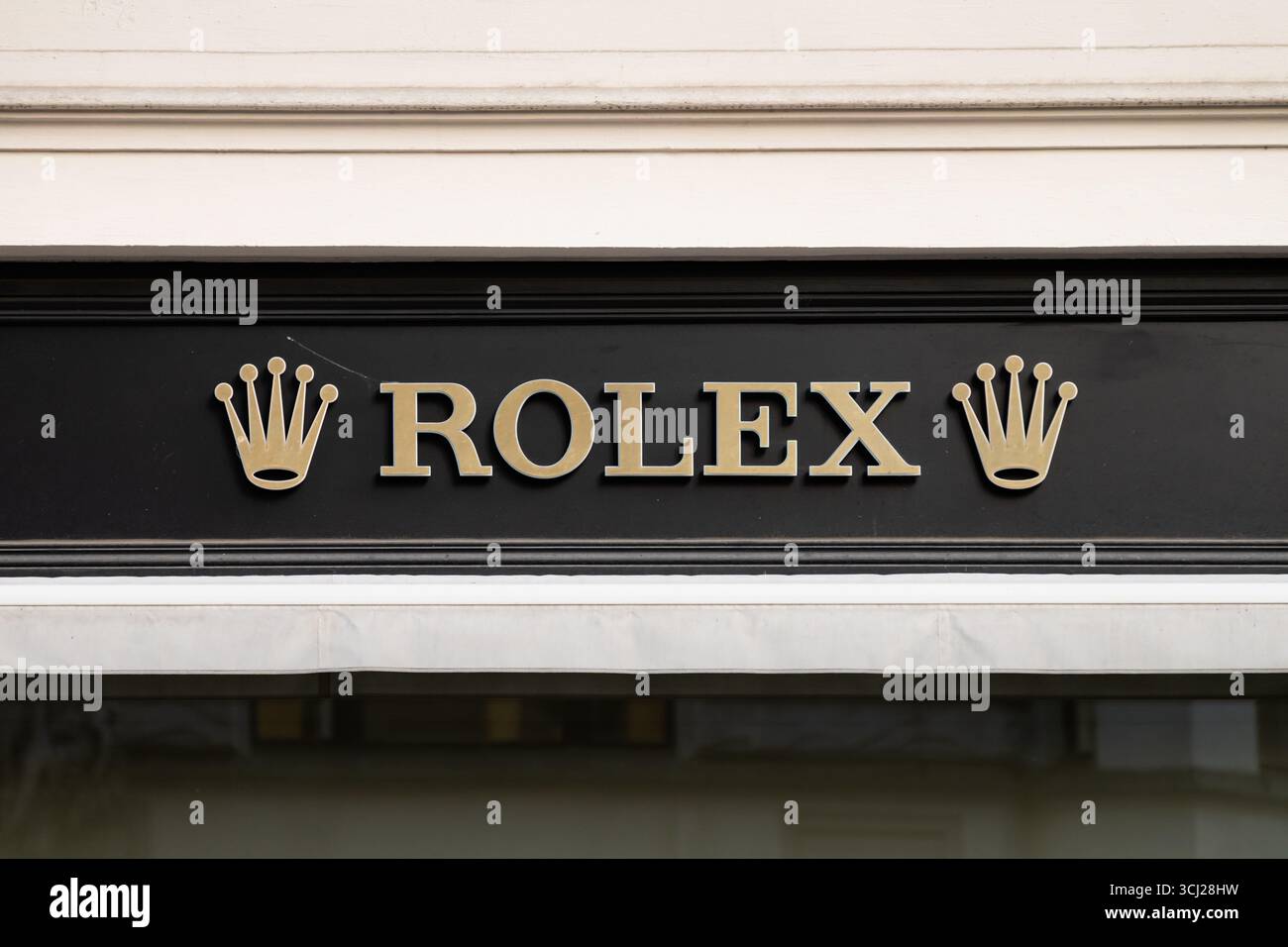 Logo Rolex signe sur la façade d'un magasin. Gros plan de l'emblème avec la couronne sur le mur. Boutique de montres de luxe de la marque suisse en Europe. Banque D'Images
