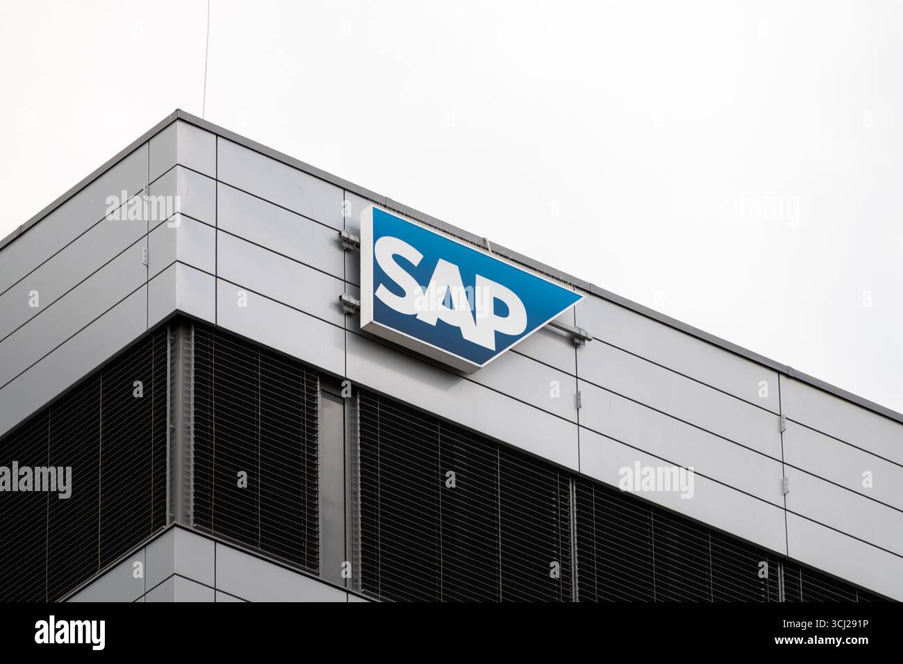 Logo SAP sur l'extérieur d'un immeuble de bureaux. Société multinationale allemande de logiciels et de technologies offrant des solutions d'entreprise. Banque D'Images