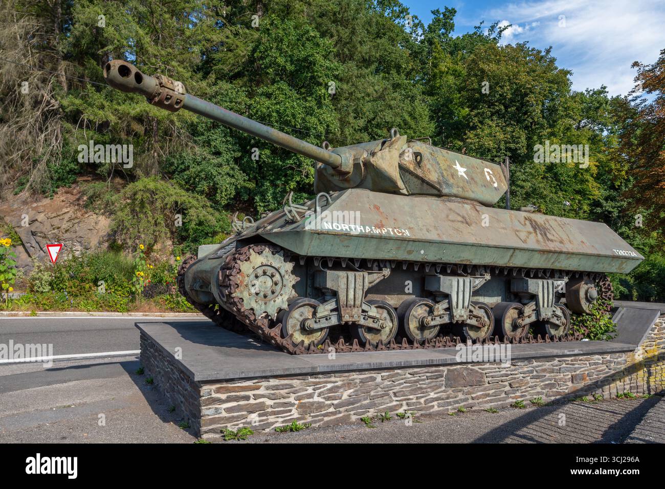 Achilles M10 de la seconde Guerre mondiale, chasseur de chars britannique dans la ville de la Roche-en-Ardenne en été, province de Luxembourg, Ardennes, Wallonie, Belgique Banque D'Images