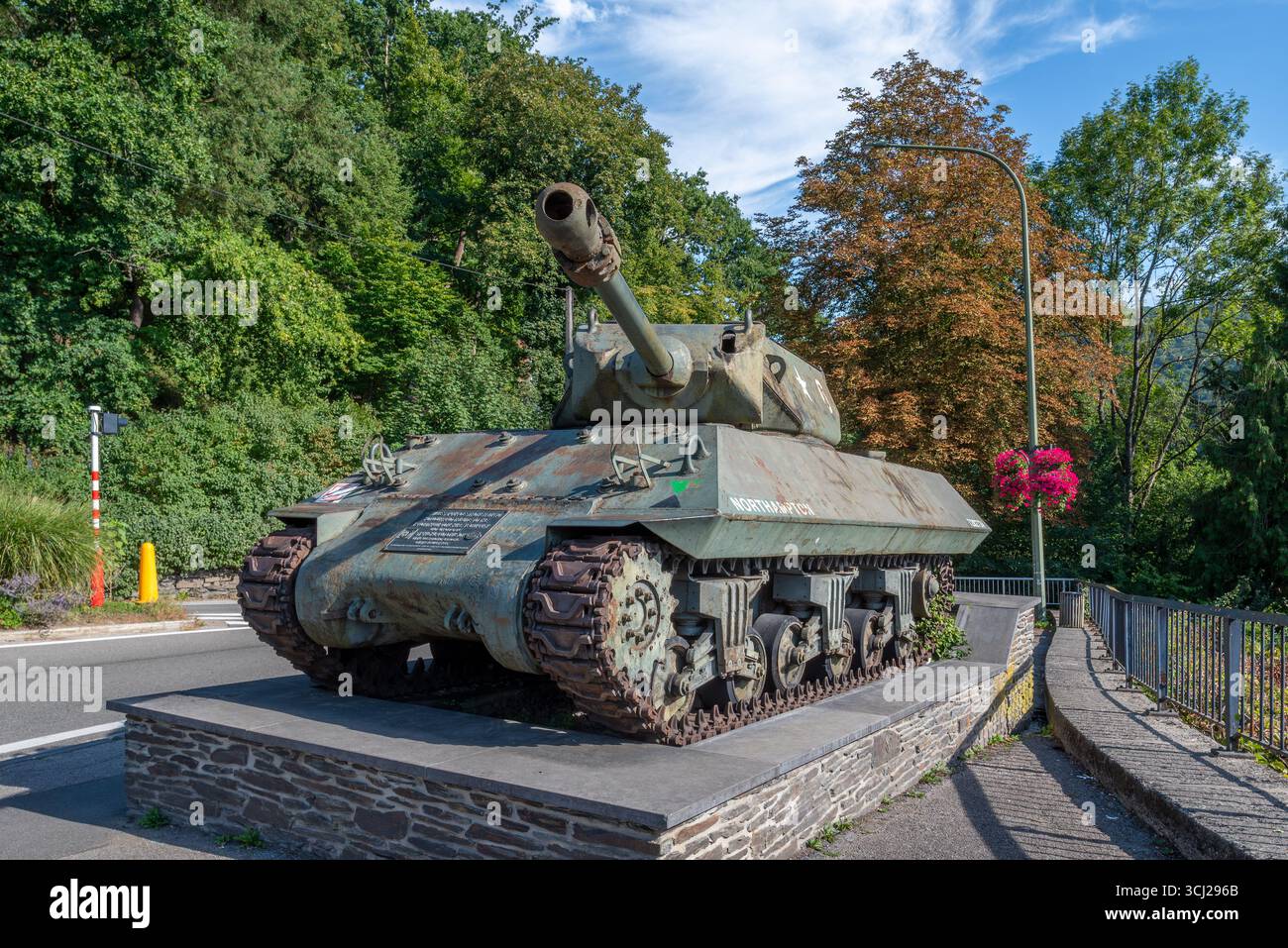 WW2 Achilles M10, chasseur de chars britannique dans la ville la Roche-en-Ardenne en été, province de Luxembourg, Ardennes, Wallonie, Belgique Banque D'Images