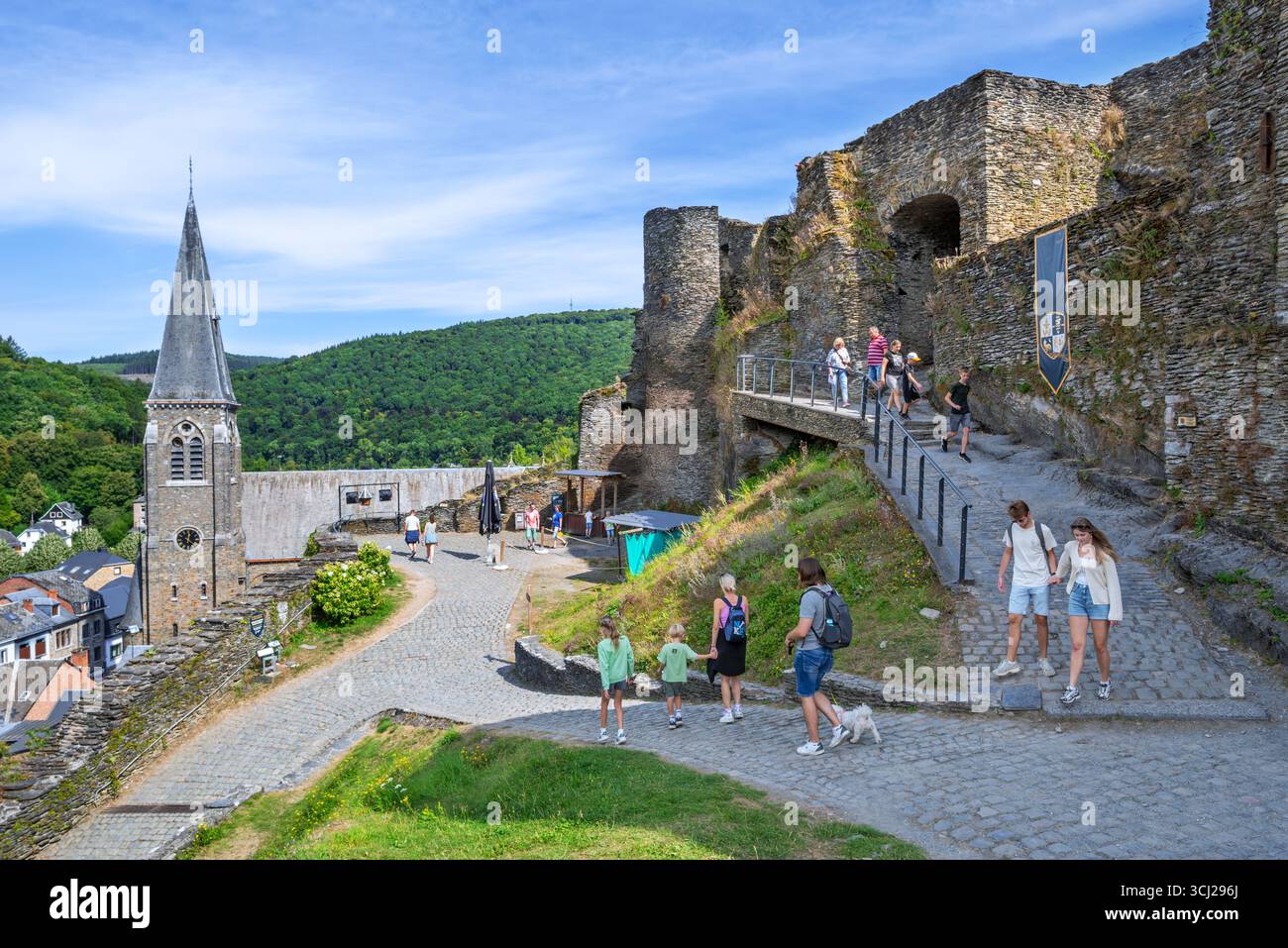 Château médiéval en ruines du IXe siècle surplombant la ville la Roche-en-Ardenne en été, province de Luxembourg, Ardennes, Wallonie, Belgique Banque D'Images