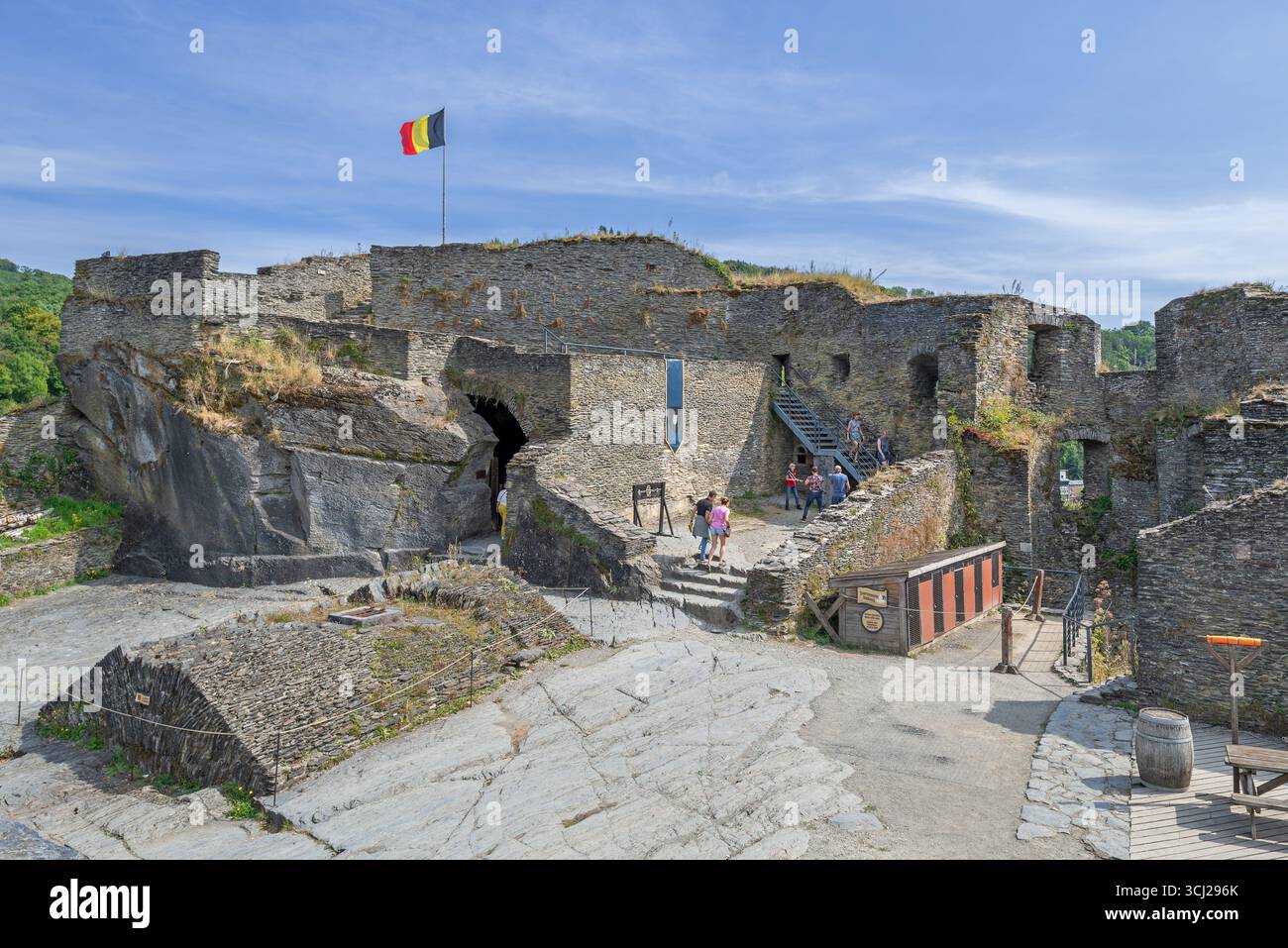 Château médiéval en ruines du IXe siècle surplombant la ville la Roche-en-Ardenne en été, province de Luxembourg, Ardennes, Wallonie, Belgique Banque D'Images