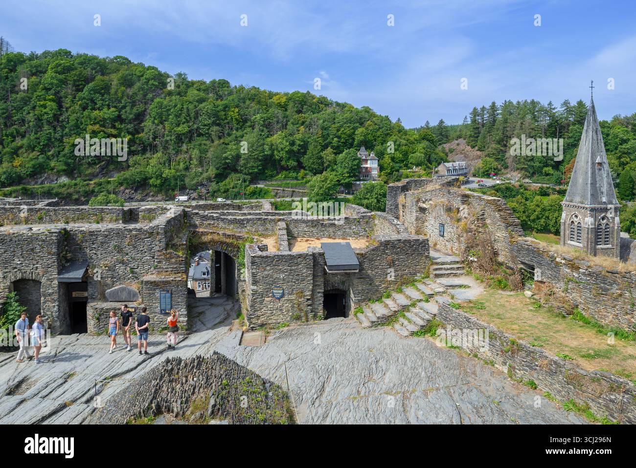 Château médiéval en ruines du IXe siècle surplombant la ville la Roche-en-Ardenne en été, province de Luxembourg, Ardennes, Wallonie, Belgique Banque D'Images