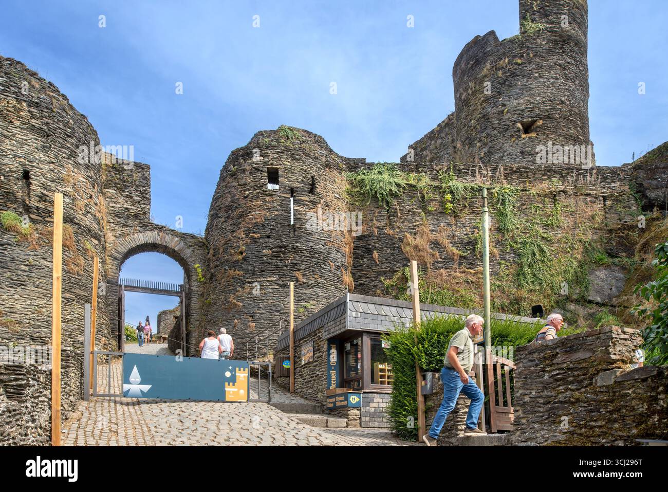 Château médiéval en ruines du IXe siècle surplombant la ville la Roche-en-Ardenne en été, province de Luxembourg, Ardennes, Wallonie, Belgique Banque D'Images
