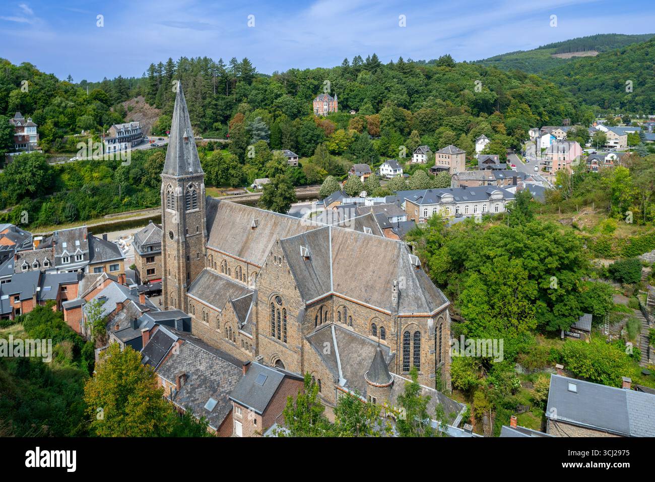 Église Nicolas vue depuis les ruines du château dans la ville la Roche-en-Ardenne en été, province de Luxembourg, Ardennes, Wallonie, Belgique Banque D'Images