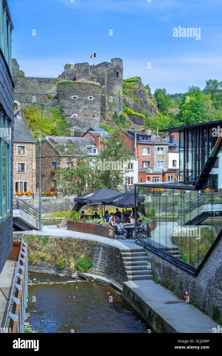 Touristes au restaurant le long de la rivière Ourthe et château en ruines dans la ville la Roche-en-Ardenne, province de Luxembourg, Ardennes, Wallonie, Belgique Banque D'Images