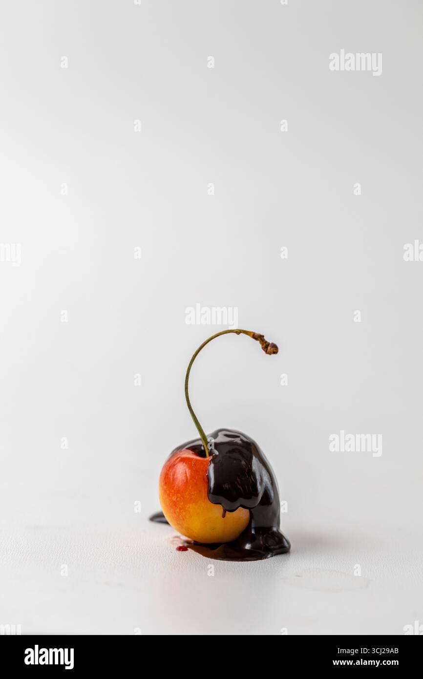 Cerises Rainier à la sauce Carmel, sur un fond blanc, image conceptuelle avec espace de copie Banque D'Images