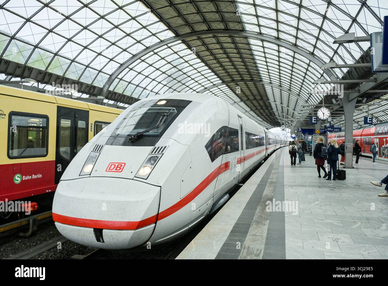 La glace, Bahnsteig, Bahnhof Spandau, Berlin, Deutschland Banque D'Images