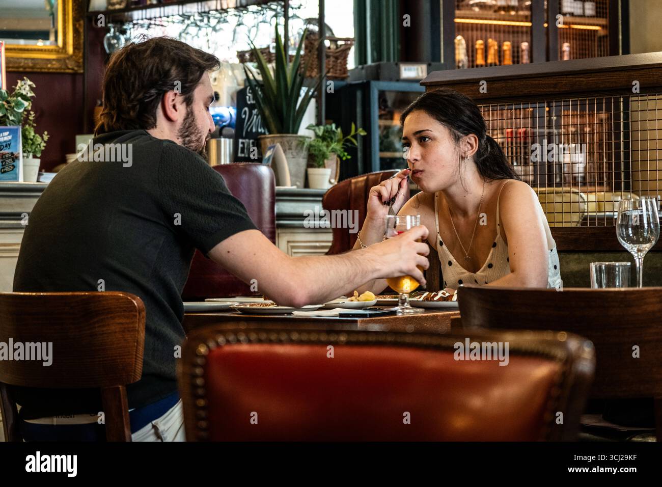 Dîner ensemble – moments dans un restaurant confortable Banque D'Images