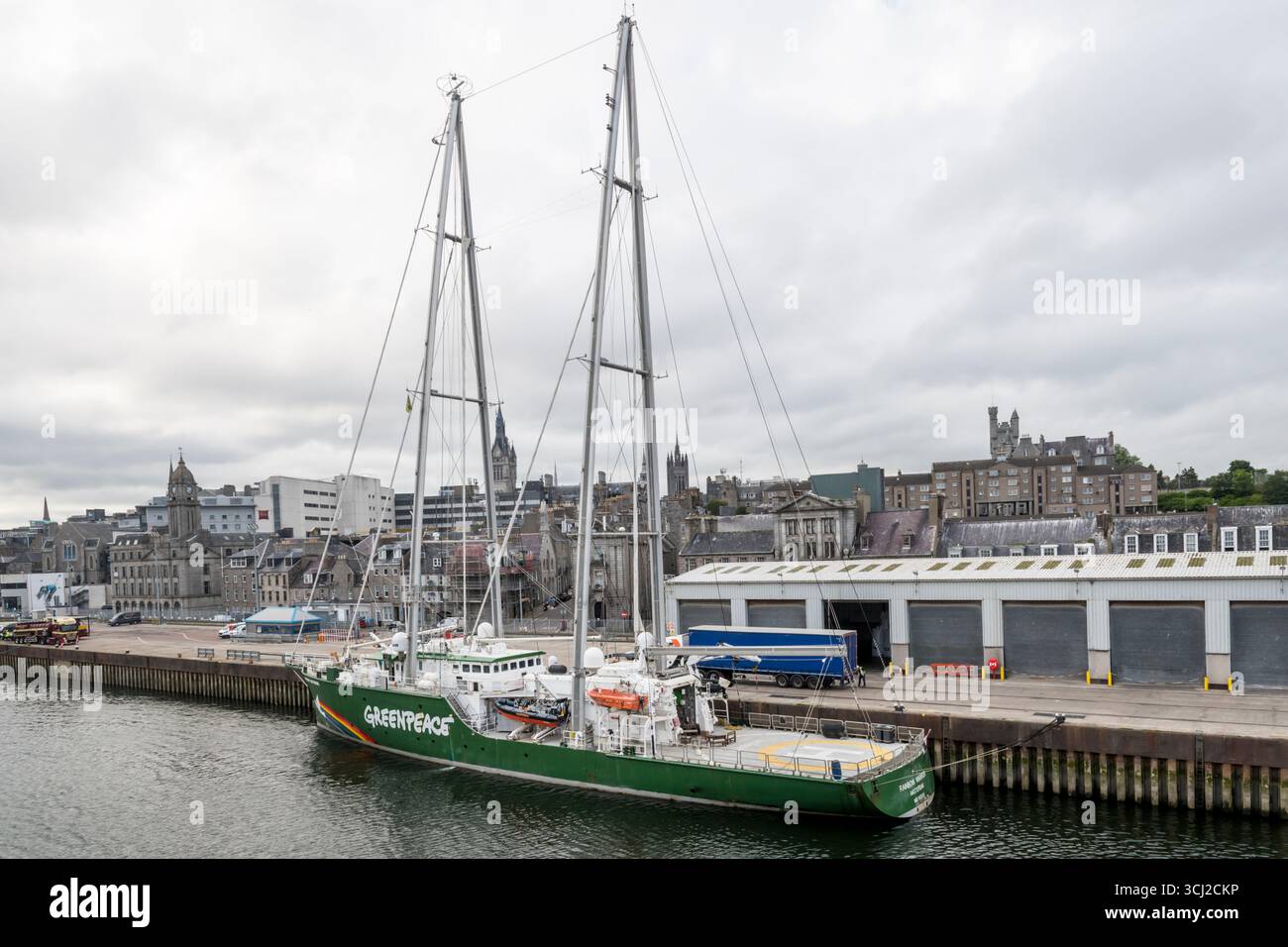 Greenpeace Boat Rainbow Warrior dans le port d'Aberdeen. Banque D'Images