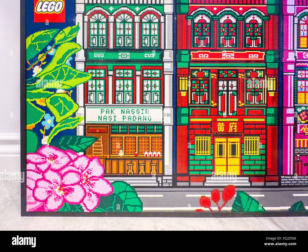 Murale Lego colorée représentant des shophouses malaisiennes traditionnelles et des éléments floraux vibrants dans une composition artistique détaillée Banque D'Images