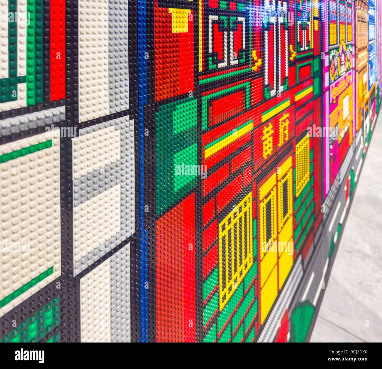 Art mural LEGO coloré représentant un paysage urbain vibrant et abstrait avec des détails en briques complexes et des couleurs audacieuses et contrastées Banque D'Images