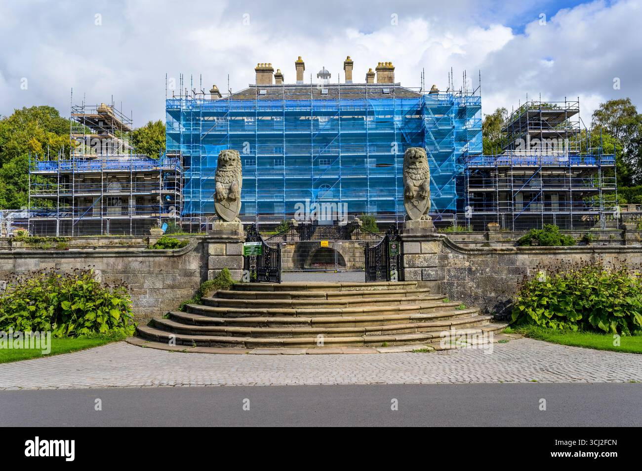 Pollok House avec échafaudage érigé lors d'un grand projet de rénovation, Pollok Country Park, Glasgow, Écosse, Royaume-Uni Banque D'Images