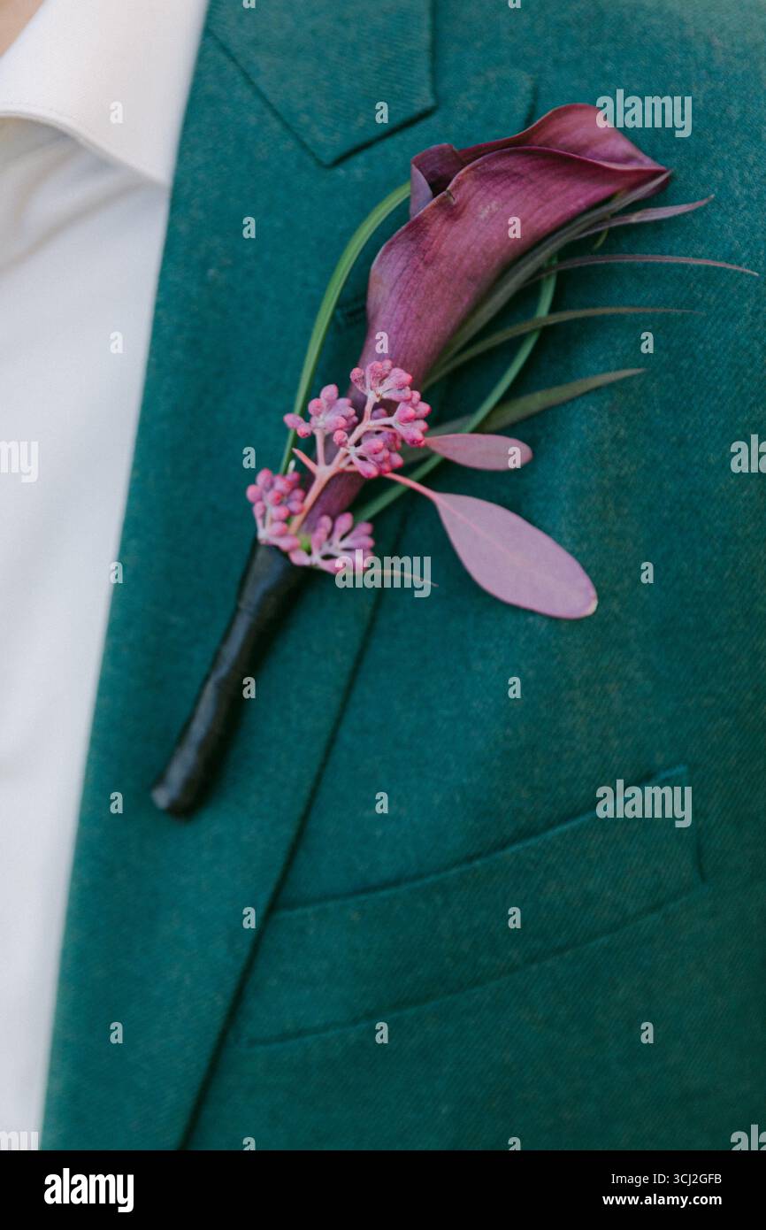 Belle décoration florale portée sur une veste de costume, ajoutant une touche d'élégance pour une occasion spéciale. Banque D'Images