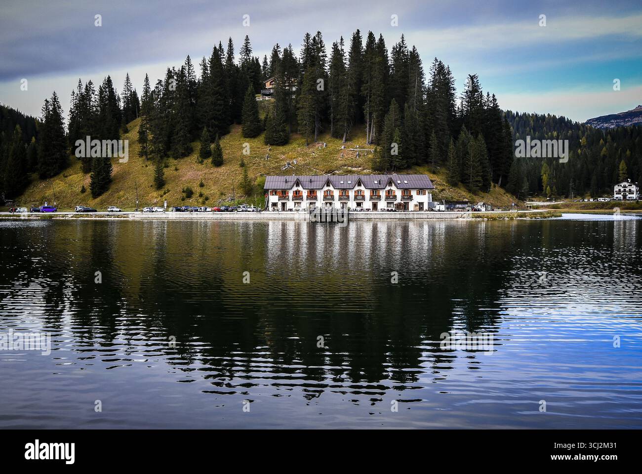 Une vue panoramique sur un grand Lodge de montagne traditionnel, probablement un hôtel, situé sur la rive du Lago di Misurina dans les Dolomites. Le bâtiment est backe Banque D'Images