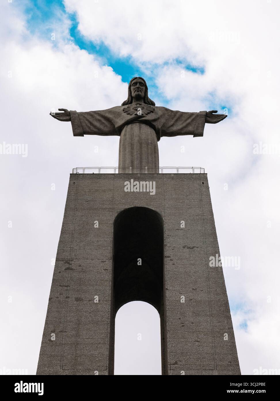 Une photo en angle bas du sanctuaire Cristo Rei, un monument célèbre à Almada, près de Lisbonne. La photographie met en valeur la statue colossale du Christ sur son Banque D'Images