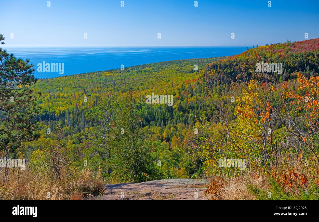 Vue sur le lac supérieur depuis les falaises côtières sur le sentier du lac Oberg dans le Minnesota Banque D'Images