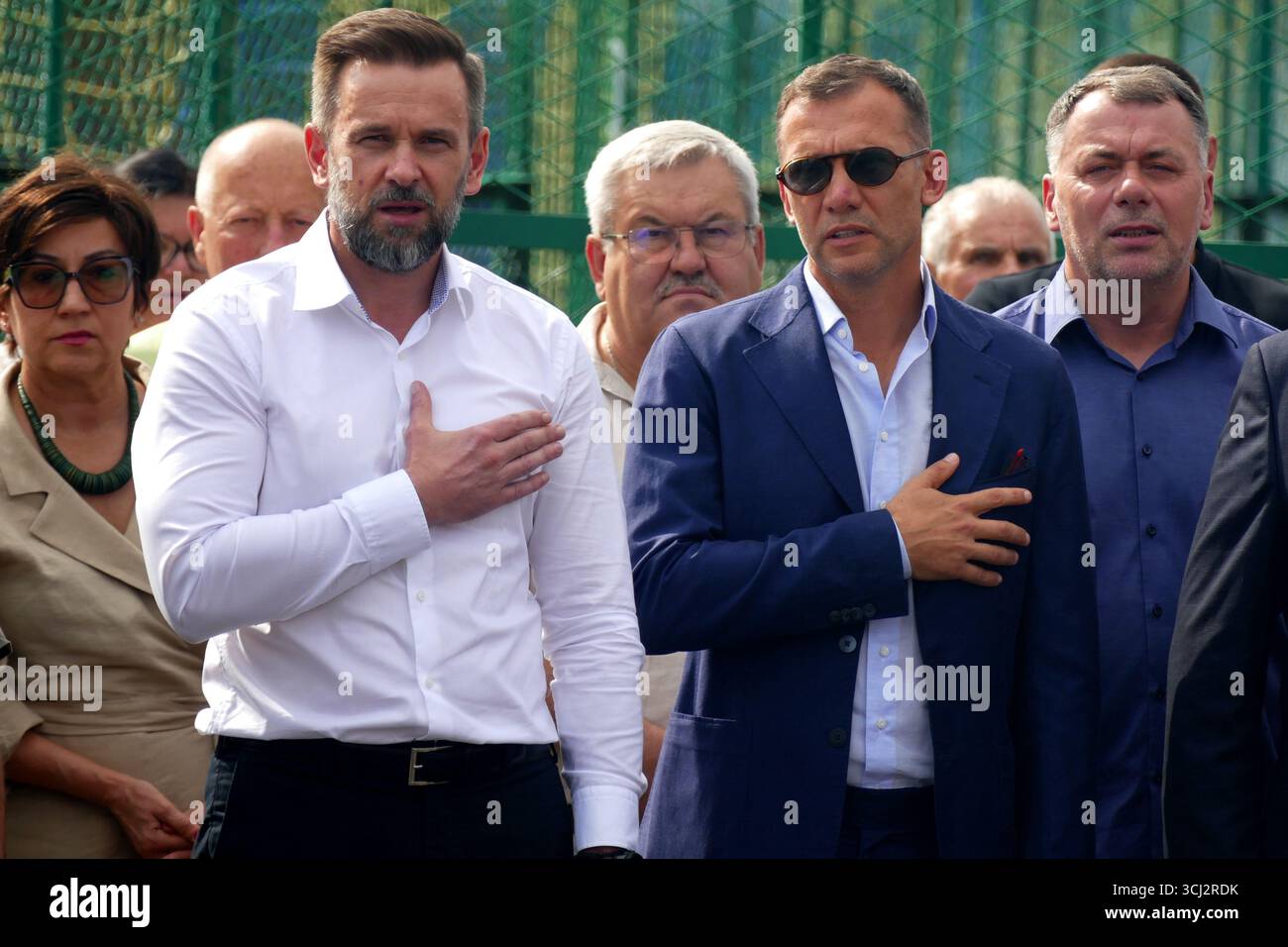 Non exclusif : Chef adjoint du Bureau du Président Viktor Mykyta (l) et Président de l'Association ukrainienne de football Andriy Shevchenko p Banque D'Images