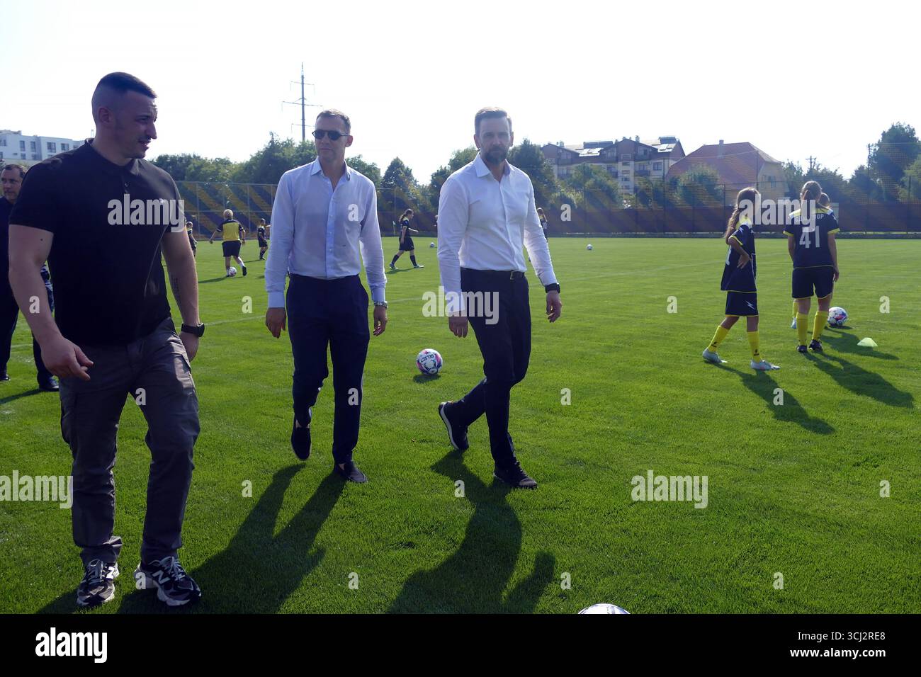 Non exclusif : chef adjoint du cabinet du président Viktor Mykyta (C) et président de l'Association ukrainienne de football Andriy Shevchenko ( Banque D'Images