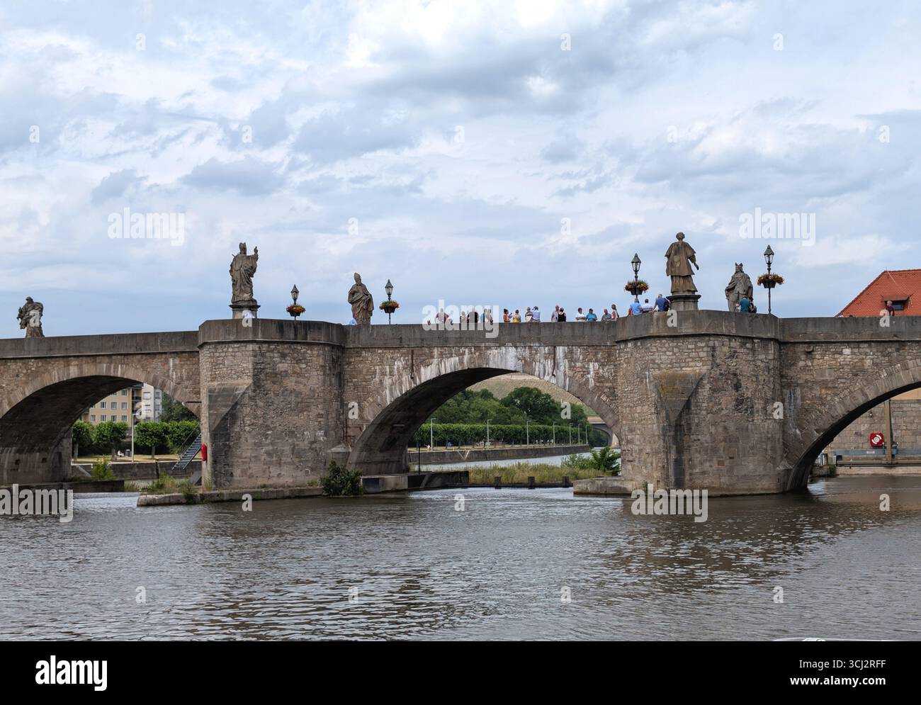 Le pont historique de Würzburg sur la rivière main est un pont piétonnier célèbre pour ses 12 statues et le plus ancien pont sur la rivière main Banque D'Images