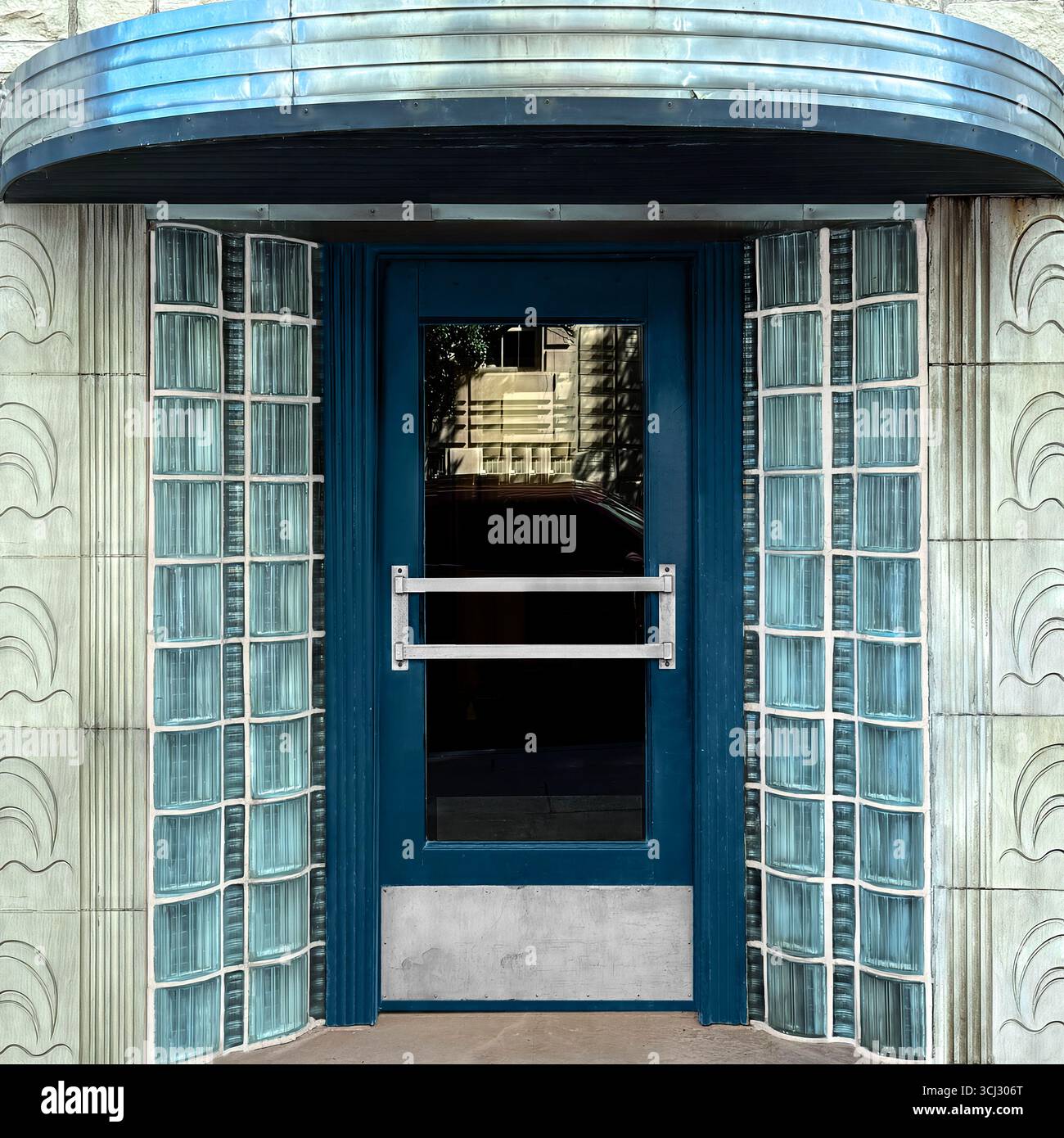 Streamline moderne entrée avec murs en blocs de verre, baldaquin métallique à Chicago. Banque D'Images