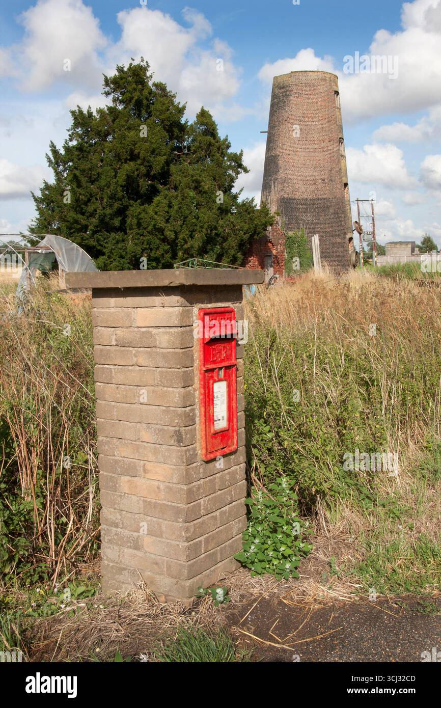 Whaplode usine à tour abandonnée et boîte aux lettres [PE12 139D], Shepeau Stow, Lincolnshire (2025) Banque D'Images