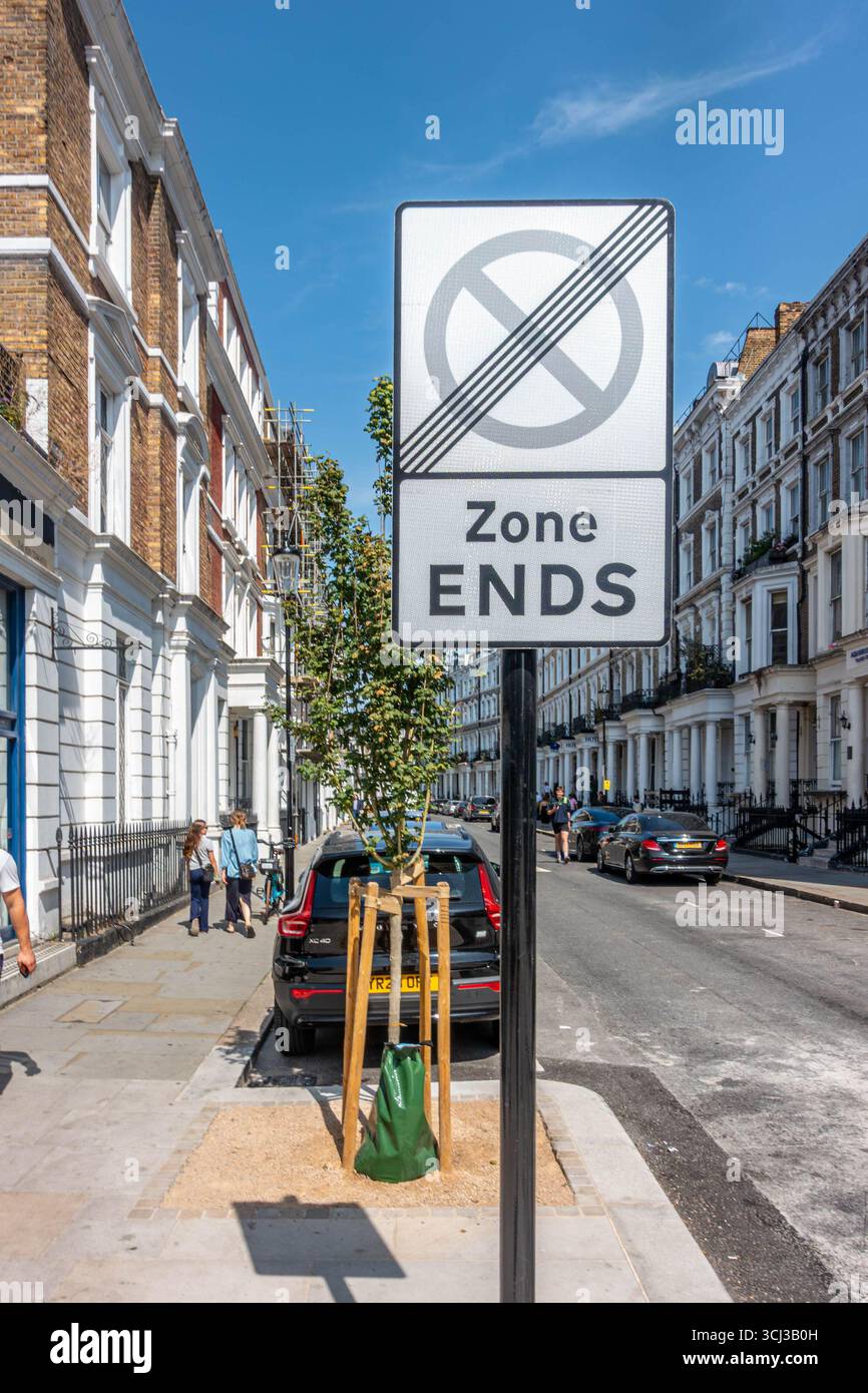 Un panneau routier sur Hogarth Road à Earl's court, Londres indiquant la fin des restrictions de stationnement. Banque D'Images