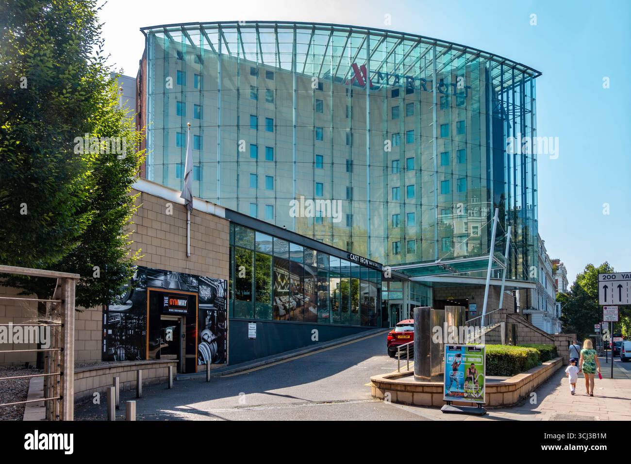 L'hôtel Marriott de Kensington, Londres possède une façade en verre moderne enveloppant une structure en briques. Banque D'Images