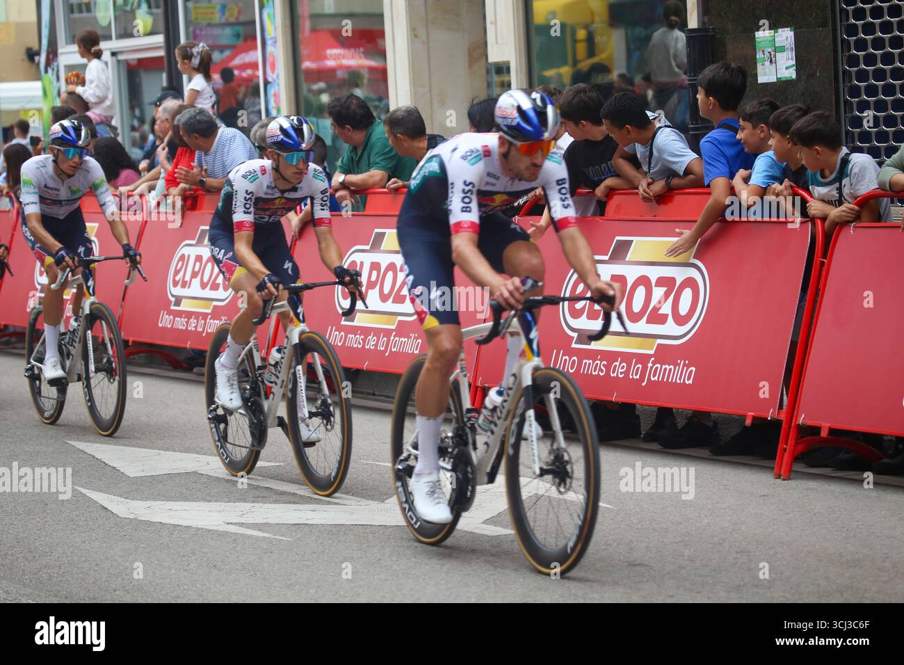 Los Corrales de Buelna, Espagne, 4 septembre 2025 : le coureur Red Bull - BORA - hansgrohe Jai Hindley (41, M) dans le peloton lors de la 12e étape de la Vuelta a España 2025 entre Laredo et Los Corrales de Buelna, le 4 septembre 2025, à Los Corrales de Buelna, Espagne. Crédit : Alberto Brevers / Alamy Live News. Banque D'Images
