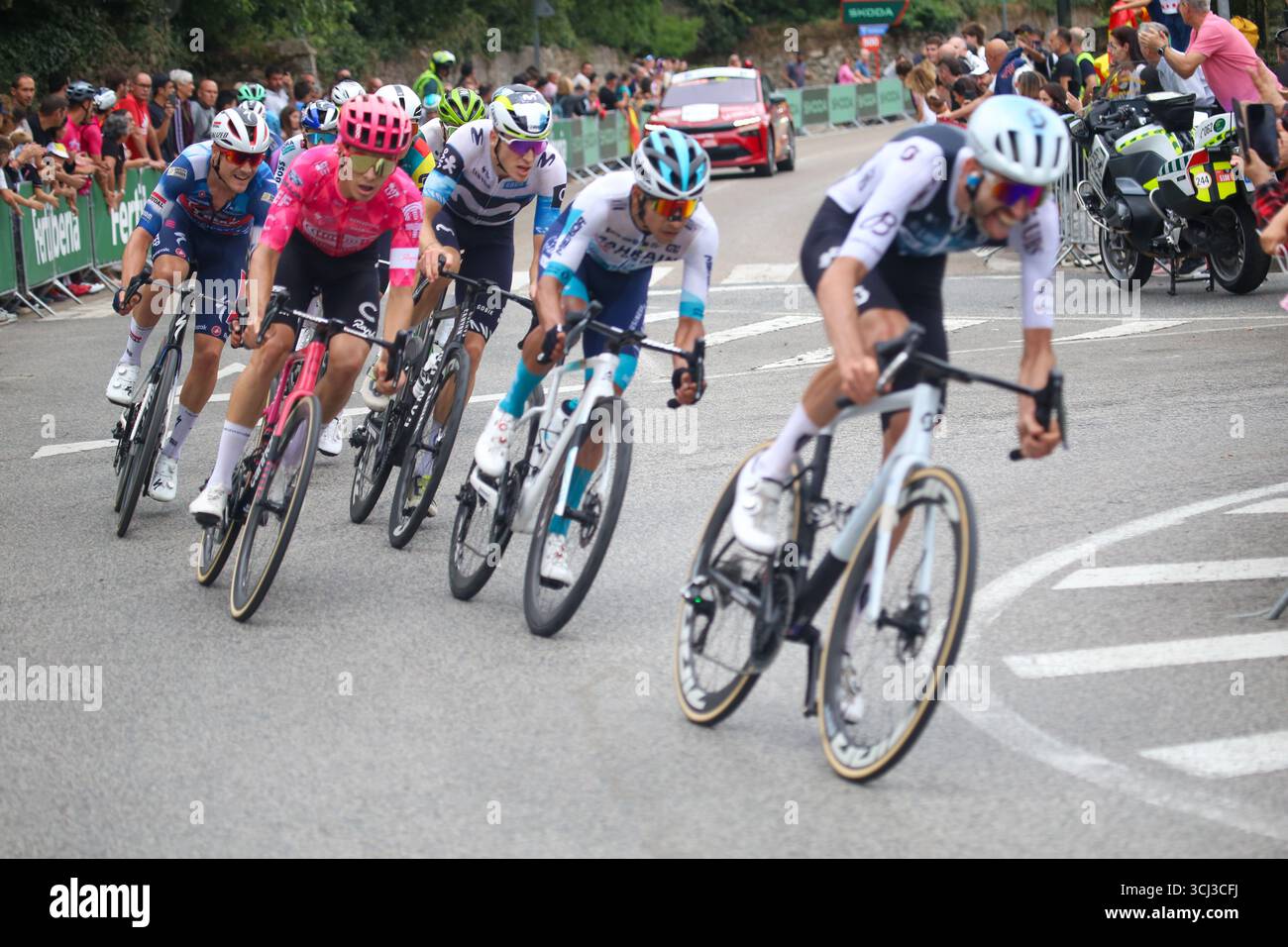 Los Corrales de Buelna, Espagne, 4 septembre 2025 : EF Education - EasyPost cycliste Markel Beloki (82, 2L) dans un groupe lors de la 12ème étape de la Vuelta a España 2025 entre Laredo et Los Corrales de Buelna, le 4 septembre 2025, à Los Corrales de Buelna, Espagne. Crédit : Alberto Brevers / Alamy Live News. Banque D'Images