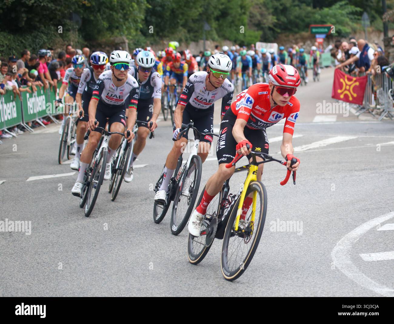 Los Corrales de Buelna, Espagne, 4 septembre 2025 : Team Visma | Lease a Bike cycliste Jonas Vingegaard (11, R) portant le maillot rouge du leader du classement général dans le peloton lors de la 12e étape de la Vuelta a España 2025 de Laredo à Los Corrales de Buelna, le 4 septembre 2025, à Los Corrales de Buelna, Espagne. Crédit : Alberto Brevers / Alamy Live News. Banque D'Images