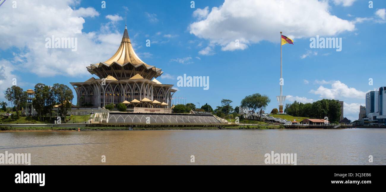 Architecture dorée de l'Assemblée législative du Sarawak Banque D'Images