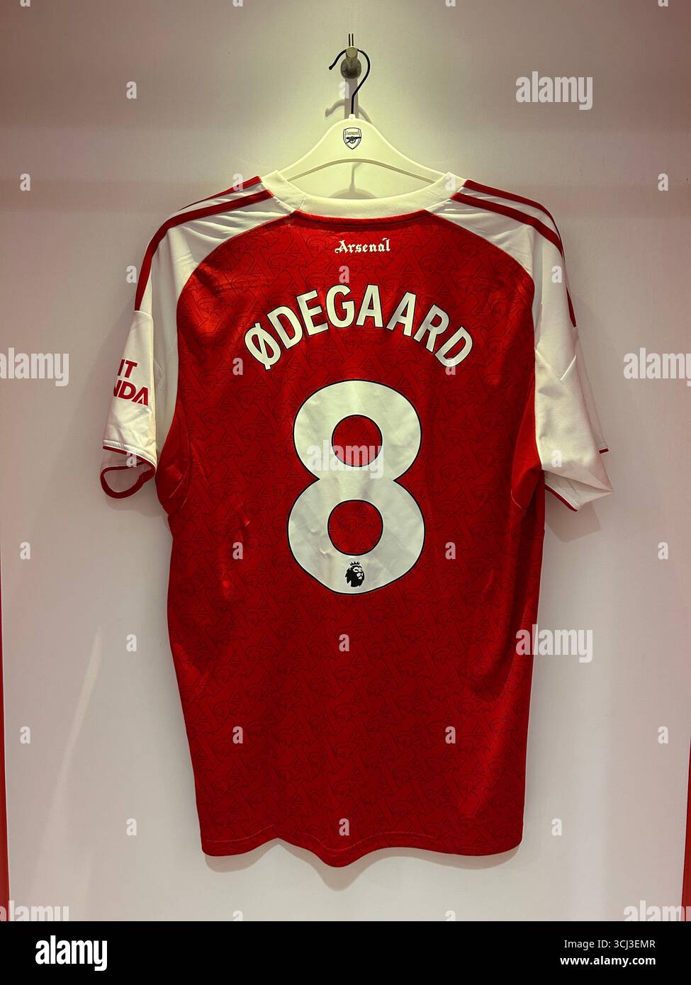 Le maillot du capitaine d'Arsenal Martin Odegaard, suspendu dans le vestiaire de l'Emirates Stadium, Londres, Royaume-Uni - Image de stock capturée avec un smartphone