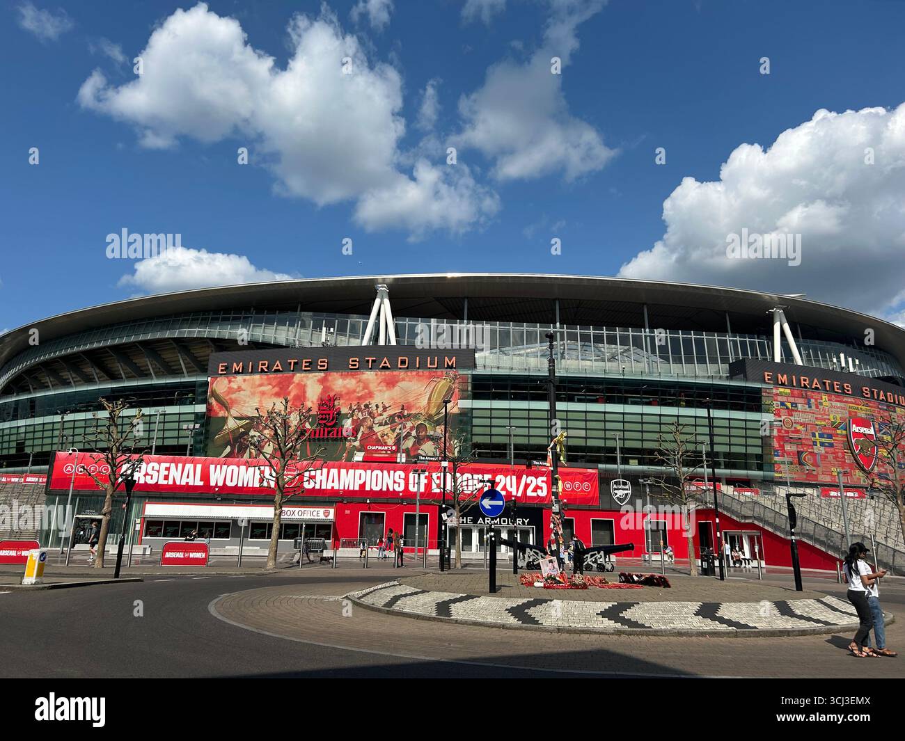 Devant le stade Arsenal Emirates à Ashburton Grove, au nord de Londres - Image de stock capturée avec un smartphone