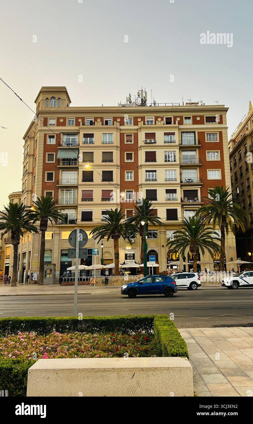Plaza Poeta Alfonso Canales dans la ville de Malaga, Espagne - Image de stock capturée avec un smartphone