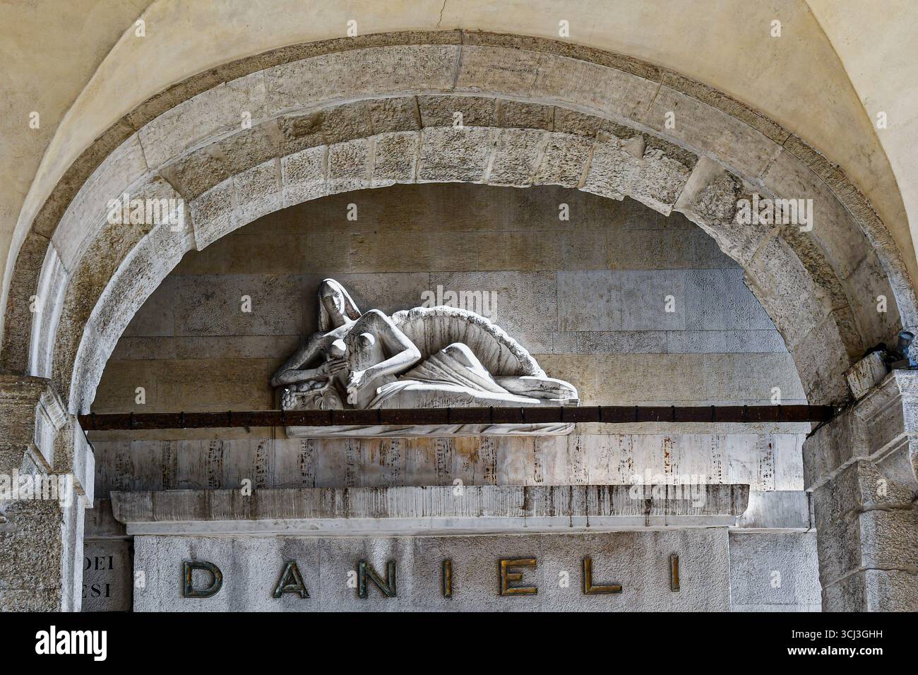 Gros plan du panneau d'entrée de l'Hôtel Danieli, un hôtel cinq étoiles historique surplombant le bassin de Saint-Marc, Venise, Vénétie, Italie Banque D'Images