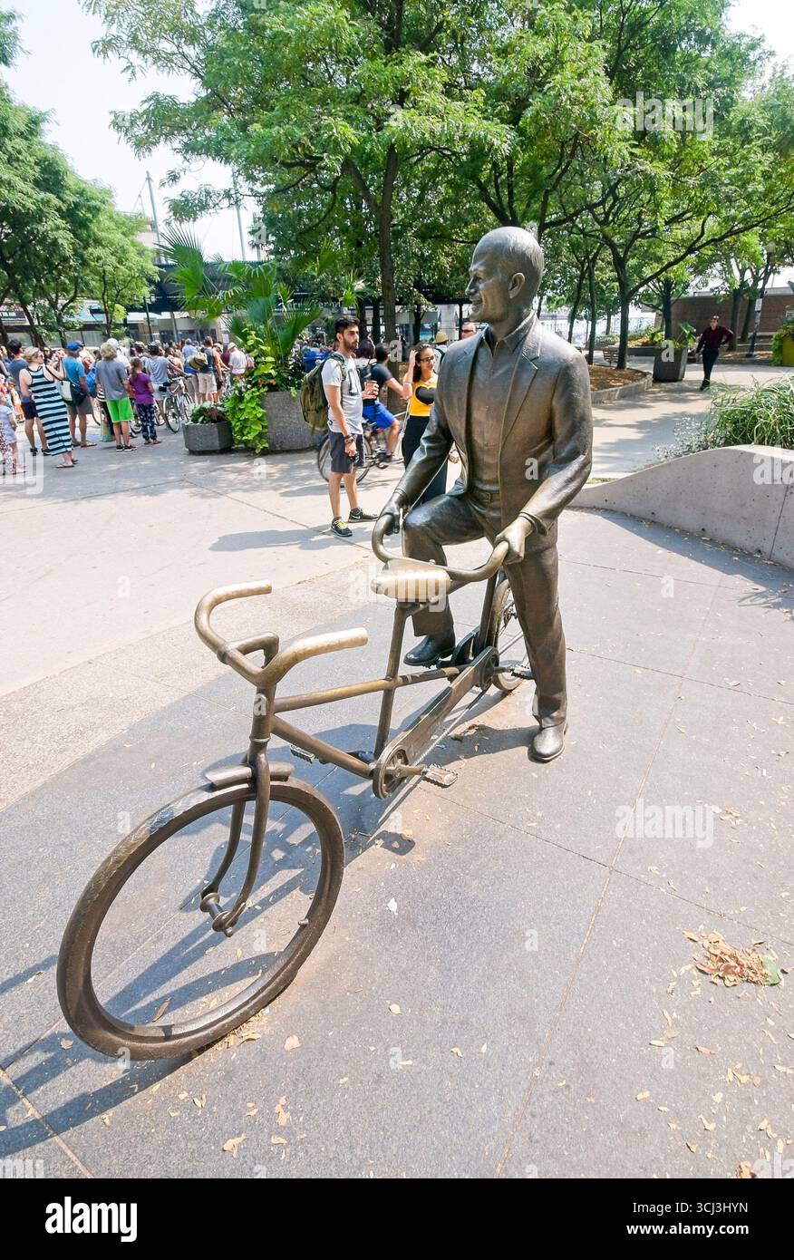 Une sculpture de politicien et défenseur de longue date du cyclisme Jack Layton qui monte un tandem à la gare maritime Jack Layton à Toronto. Banque D'Images