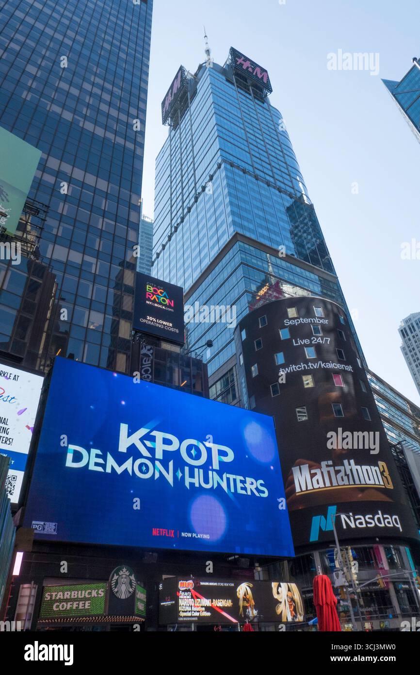 Vue vers le haut du panneau d'affichage électronique NASDAQ et K-POP à Times Square, 2025, New York City, États-Unis Banque D'Images Vue vers le haut du panneau d'affichage électronique NASDAQ et K-POP à Times Square, 2025, New York City, États-Unis Banque D'Images