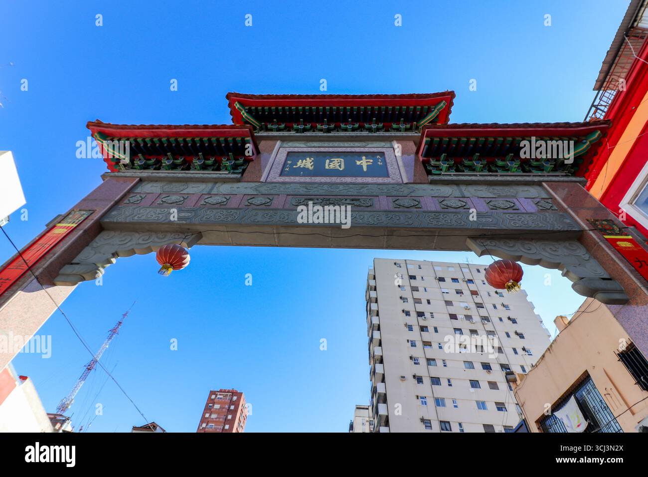 Arc traditionnel du quartier chinois Belgrano, Buenos Aires, Argentine. Détails orientaux vibrants sous un ciel bleu, avec des lanternes rouges et moder Banque D'Images