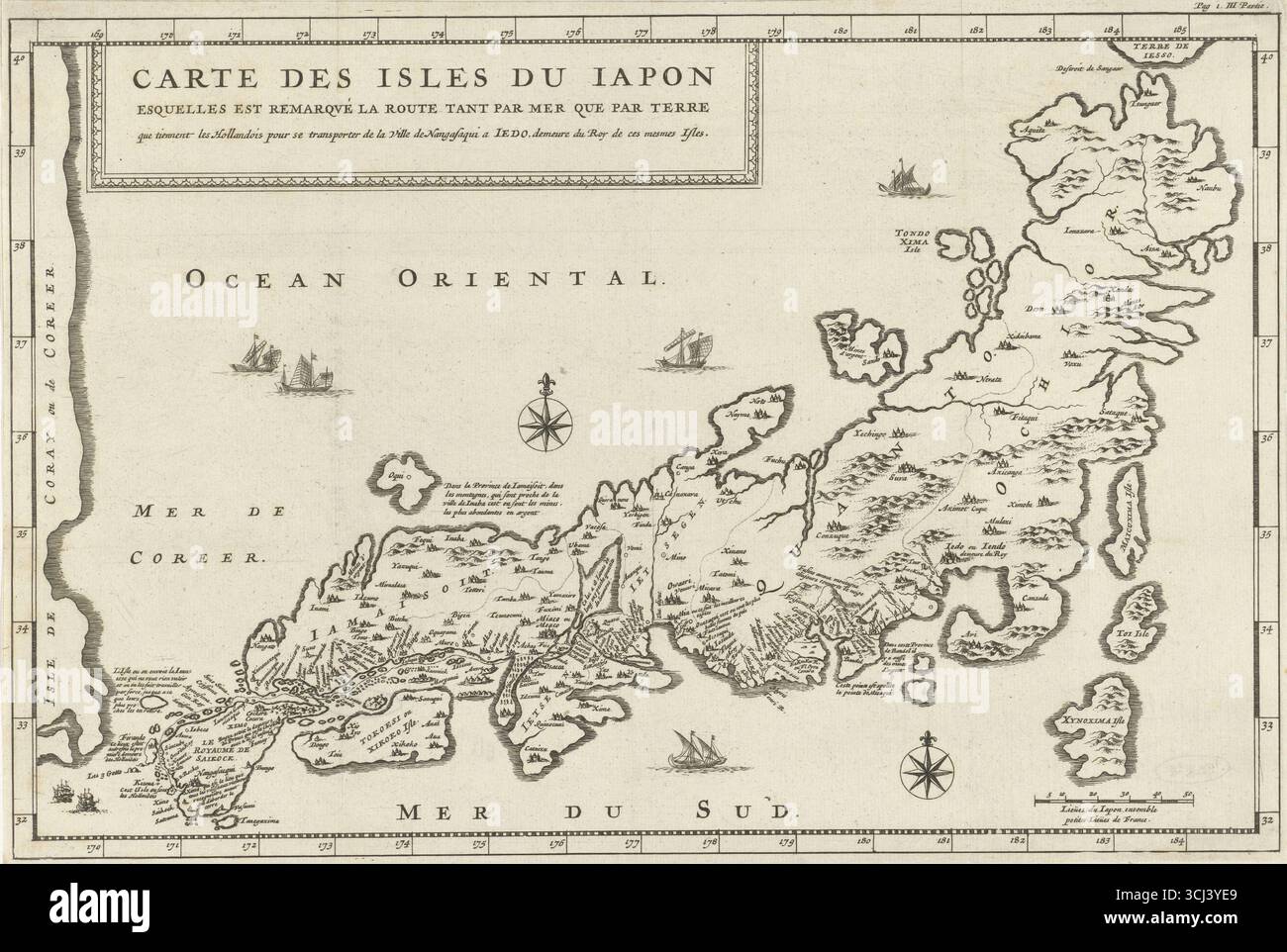 Carte des Isles du Japon. Landkaart van Japan, 1681. Carte gravée des îles japonaises par Jan Luyken, publiée à Amsterdam. La carte représente l'archipel avec des noms de lieux en français, y compris des références à Nagasaki et Edo, aux côtés de montagnes stylisées, de côtes et de roses décoratives. Les navires européens et asiatiques naviguent dans les eaux environnantes, avec la Corée montrée à l'ouest. Banque D'Images