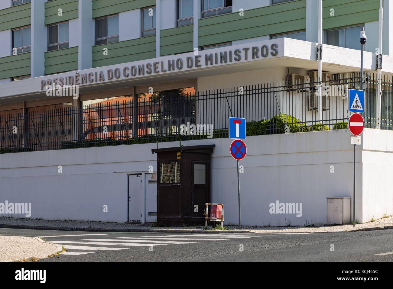 Une photo détaillée de la présidence du Conseil des ministres à Lisbonne, au Portugal, montrant la façade du bâtiment et la sécurité au niveau de la rue. Lisbonne, Port Banque D'Images