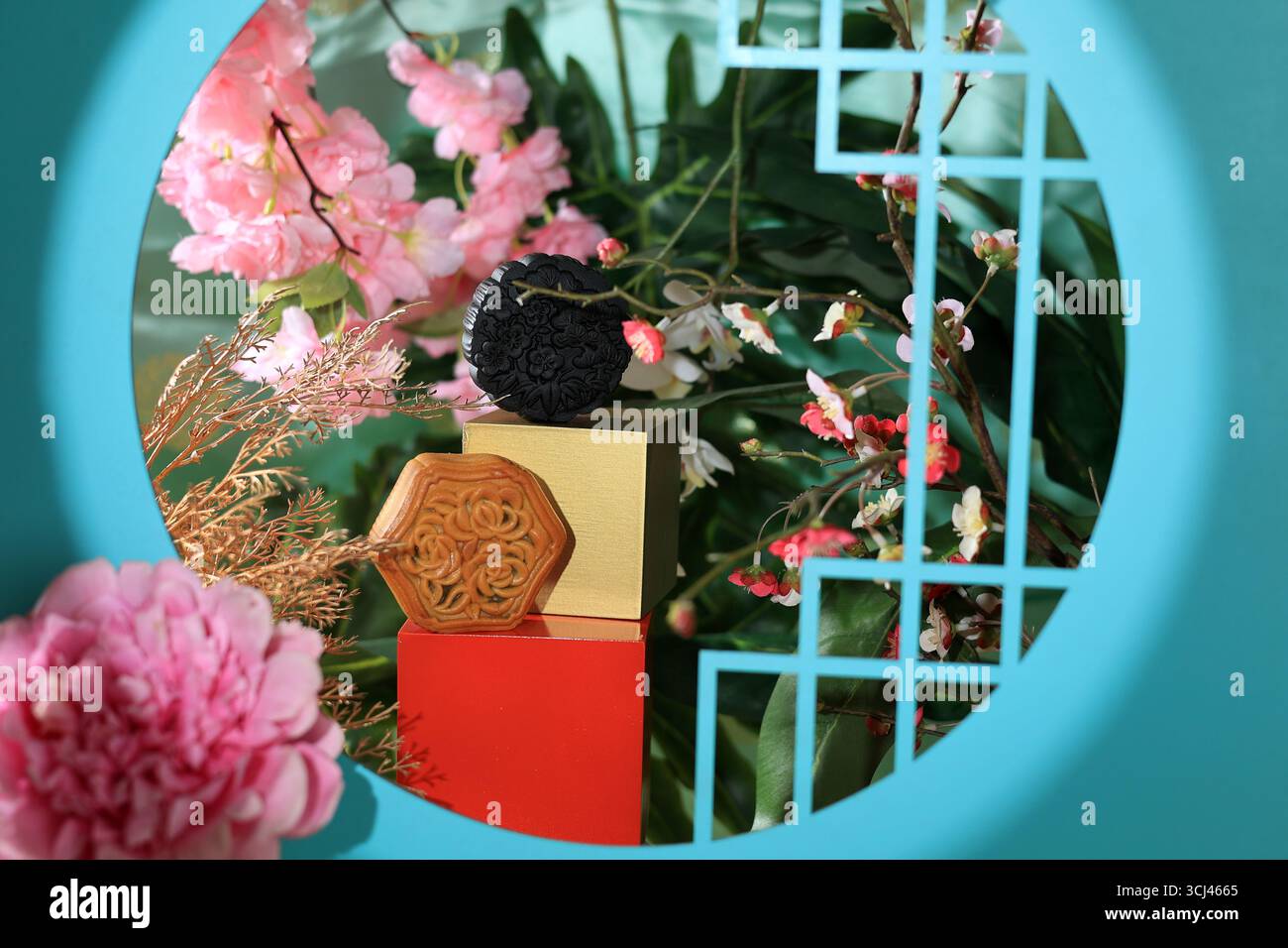 Concept Mooncake for Mid Autumns Festival avec des fleurs Banque D'Images