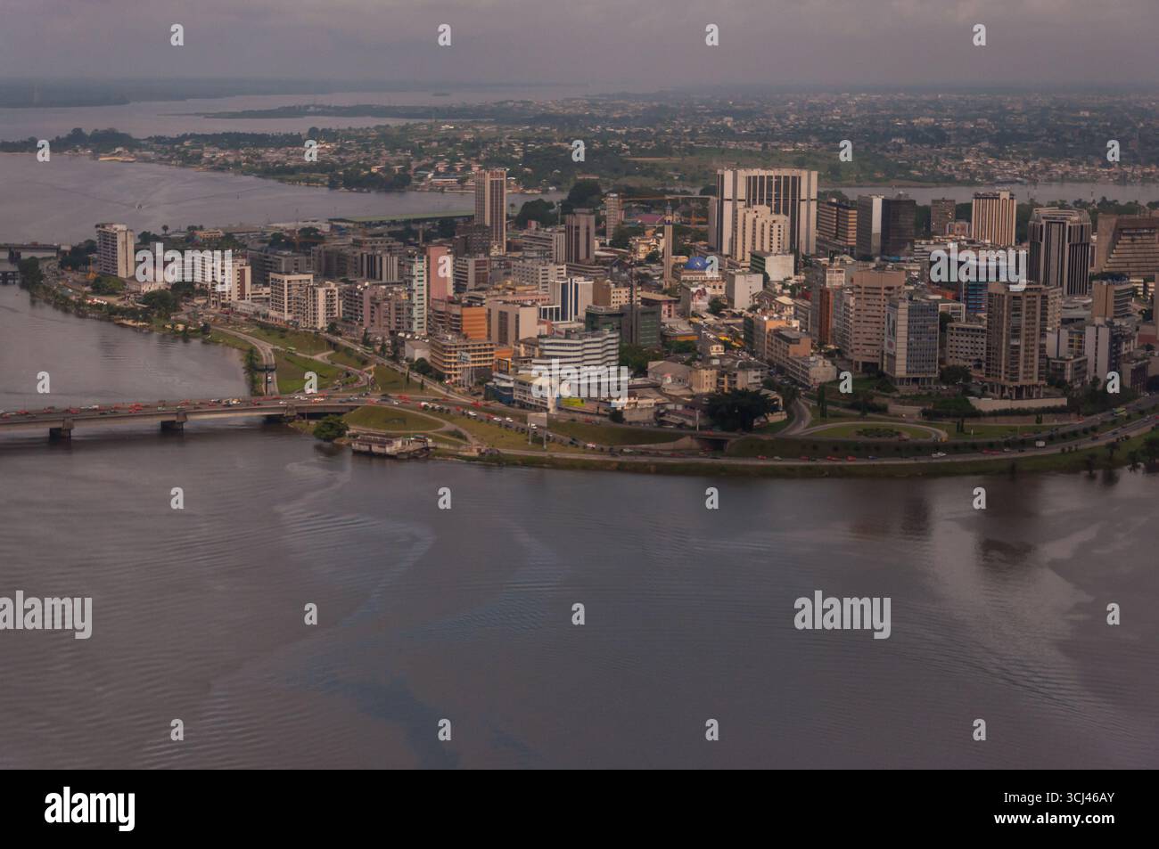 Abidjan, Côte d'Ivoire - 16 août 2010 : photo aérienne d'Abidjan. Banque D'Images