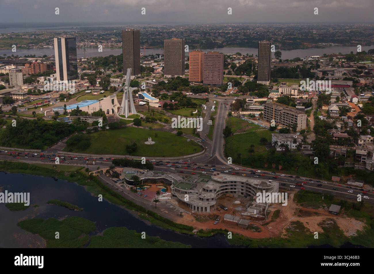 Abidjan, Côte d'Ivoire - 16 août 2010 : vue aérienne d'Abidjan. Banque D'Images