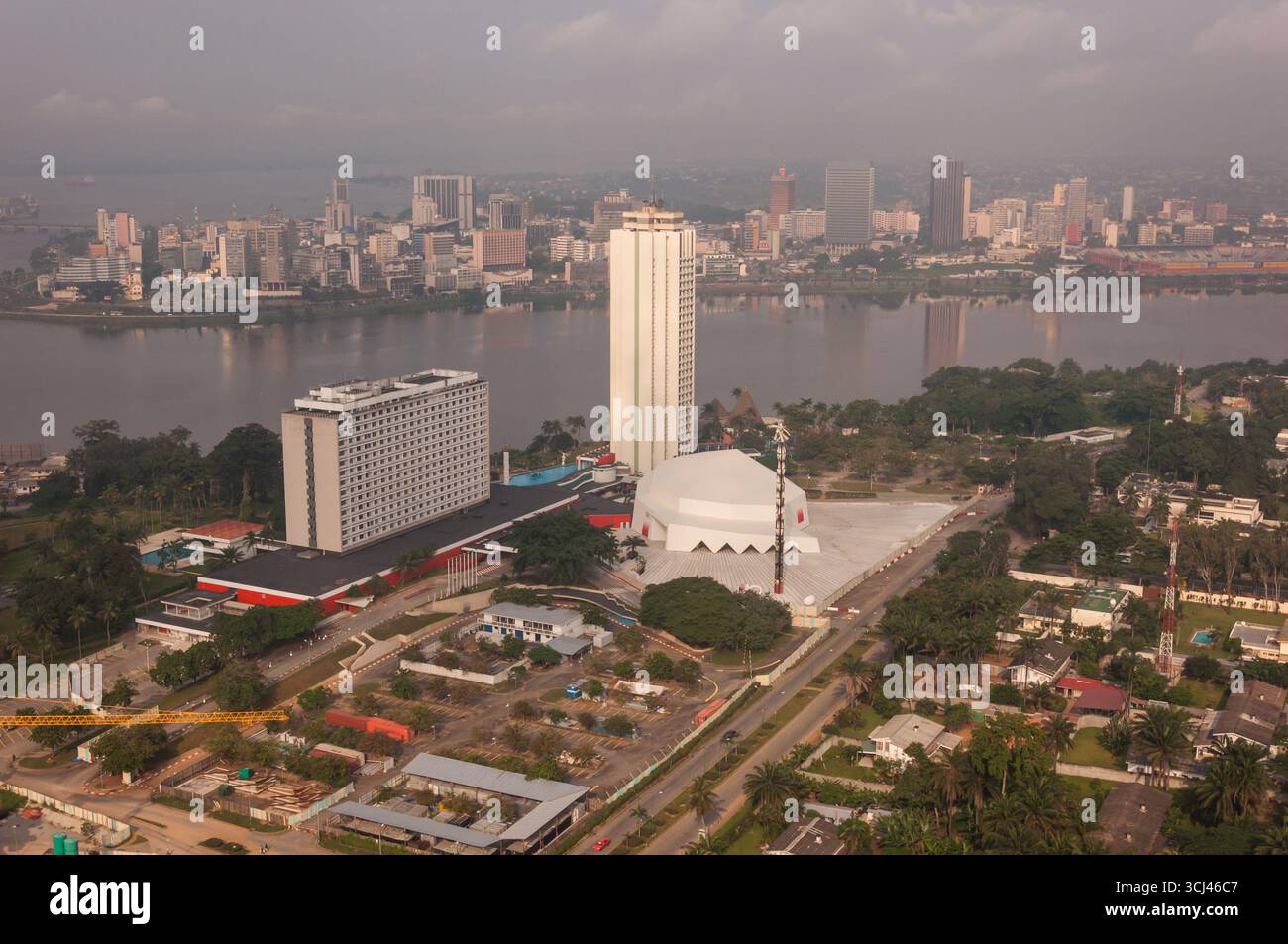Abidjan, Côte d'Ivoire - 16 août 2010 : vue aérienne d'Abidjan. Banque D'Images
