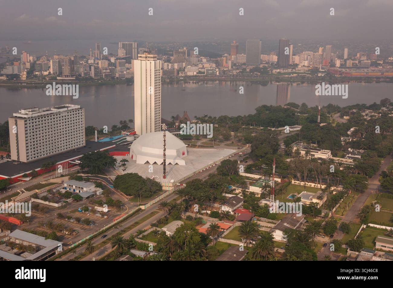 Abidjan, Côte d'Ivoire - 16 août 2010 : vue aérienne d'Abidjan. Banque D'Images