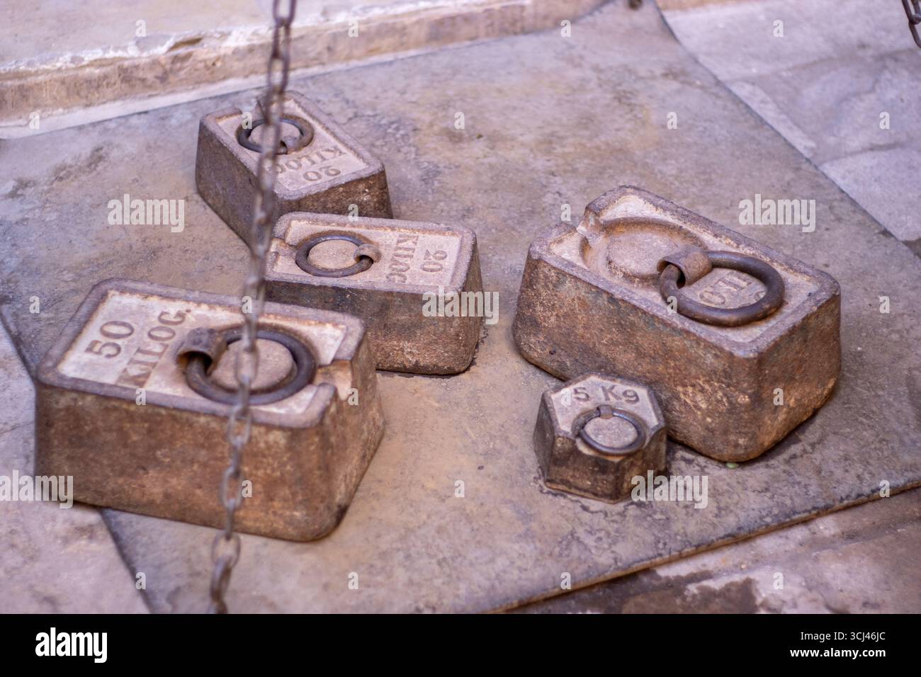 Gros plan détail d'une balance pour peser dans le marché du souk dans la médina de Marrakech, Maroc Banque D'Images