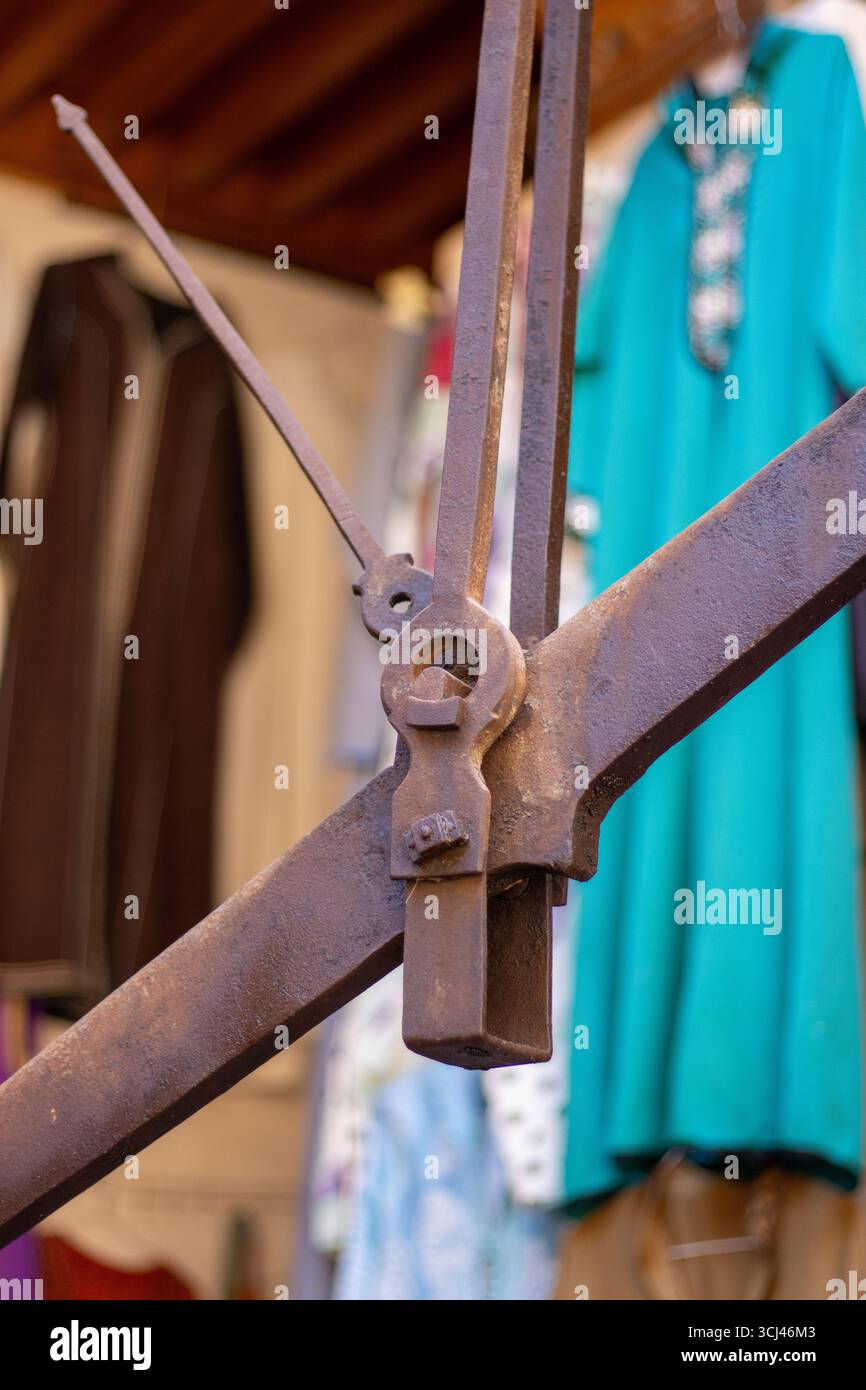 Gros plan détail d'une balance pour peser dans le marché du souk dans la médina de Marrakech, Maroc Banque D'Images