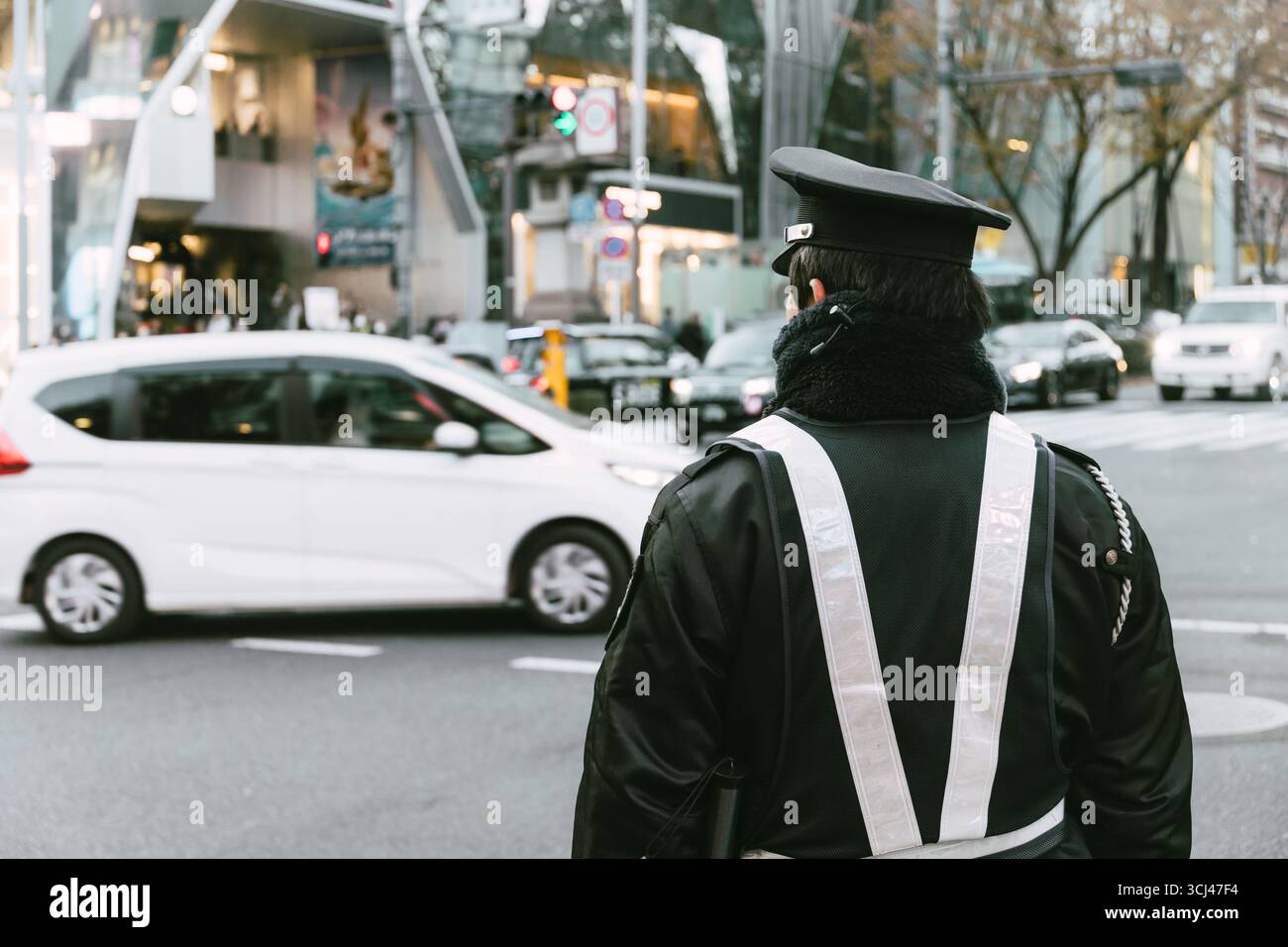 Police de la circulation japonaise ou agent de police de la circulation travaillant sur la route achalandée dans la rue du centre-ville pour la sûreté et la sécurité Banque D'Images